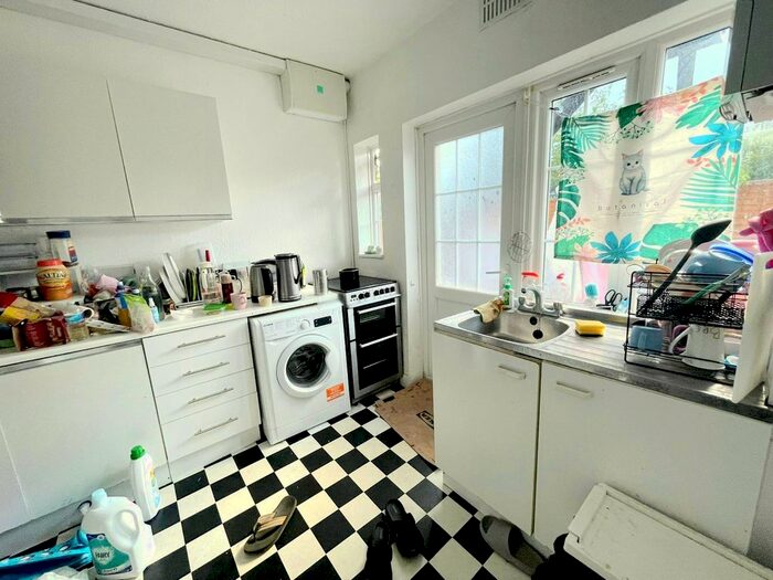 2 Bedroom Flat To Rent In Torrington Park, Finchley, N12