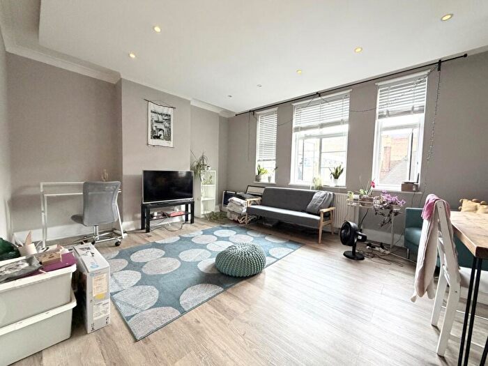 3 Bedroom Flat To Rent In Crouch End Hill London, N8