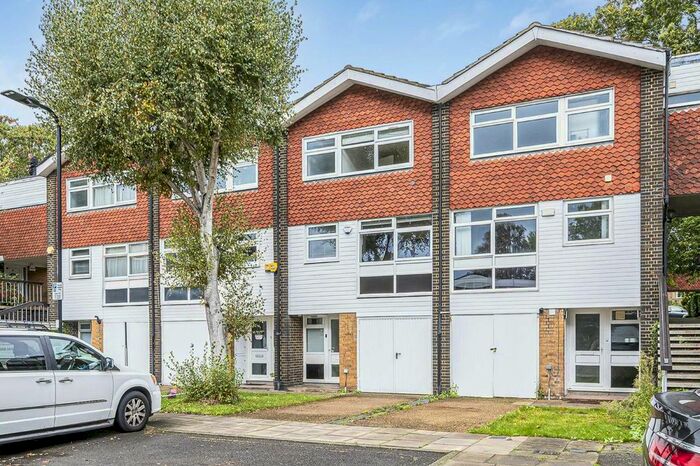 4 Bedroom Semi-Detached House To Rent In Heronsforde, London, W13