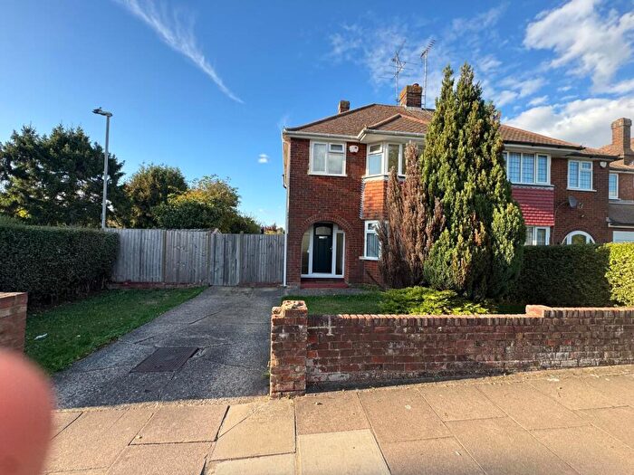 3 Bedroom Semi Detached House To Rent In Barnfield Avenue, Luton, LU2