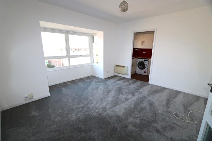 2 Bedroom Flat To Rent In Southwood Close, Worcester Park, KT4