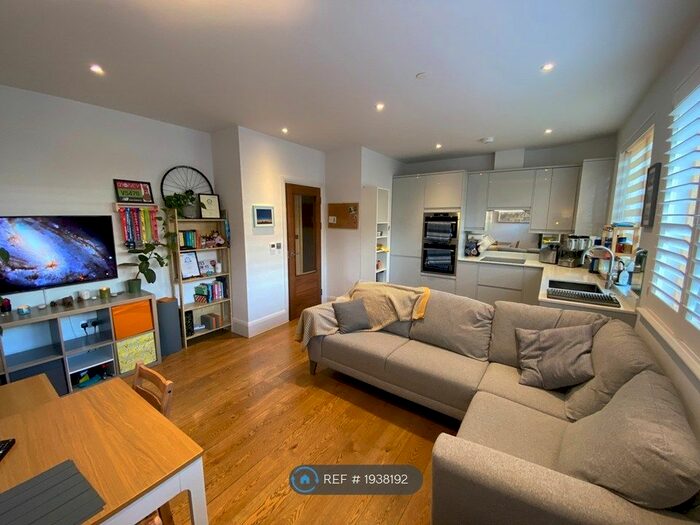 1 Bedroom Flat To Rent In Palmerston Road, Buckhurst Hill, IG9