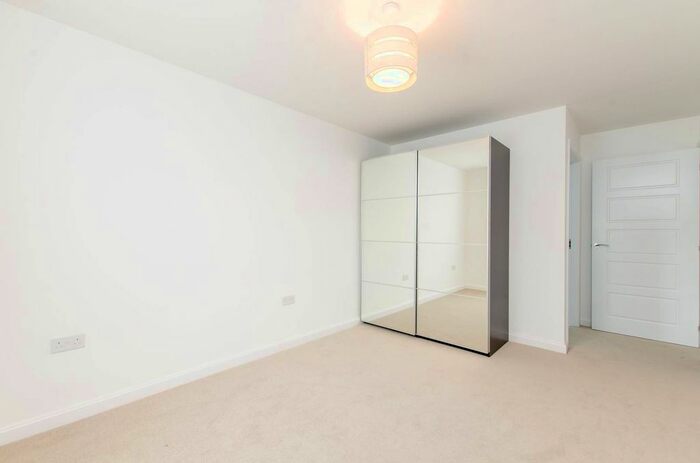 2 Bedroom Flat To Rent In Walnut Tree Close, Guildford, GU1