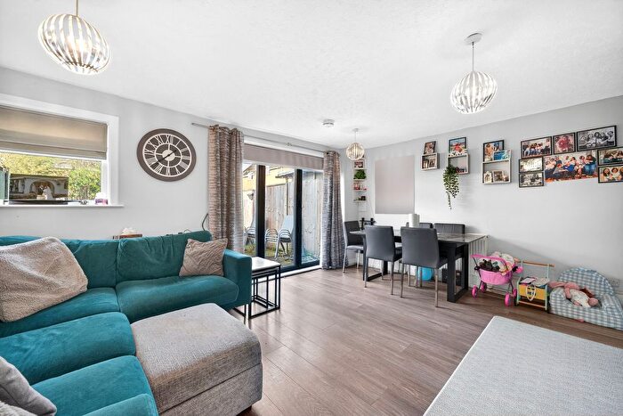 4 Bedroom End Of Terrace House For Sale In Byron Avenue, Borehamwood, WD6