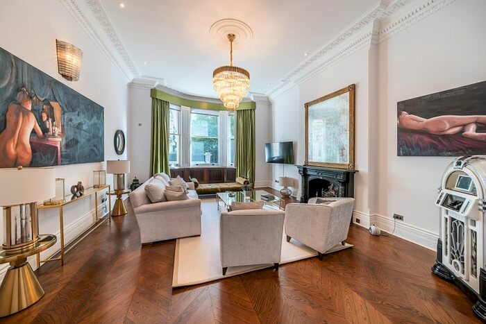 2 Bedroom Flat To Rent In Ennismore Gardens, London, SW7
