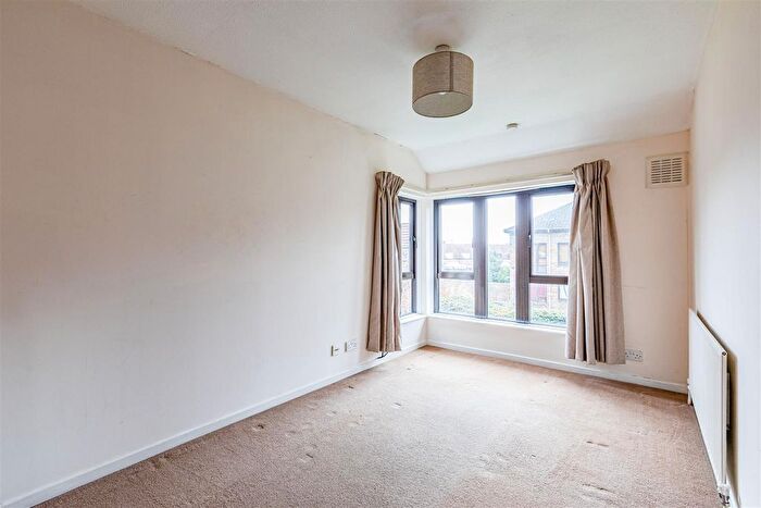 1 Bedroom Flat For Sale In Gate Court, Weybridge, KT13