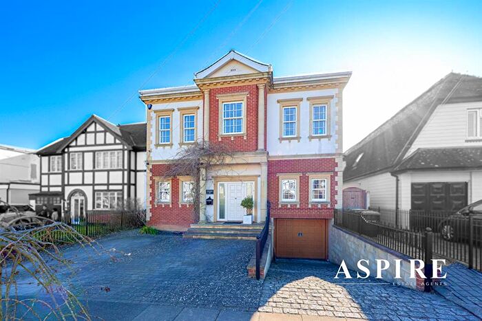 6 Bedroom Detached House For Sale In Woodside, Leigh-On-Sea, SS9