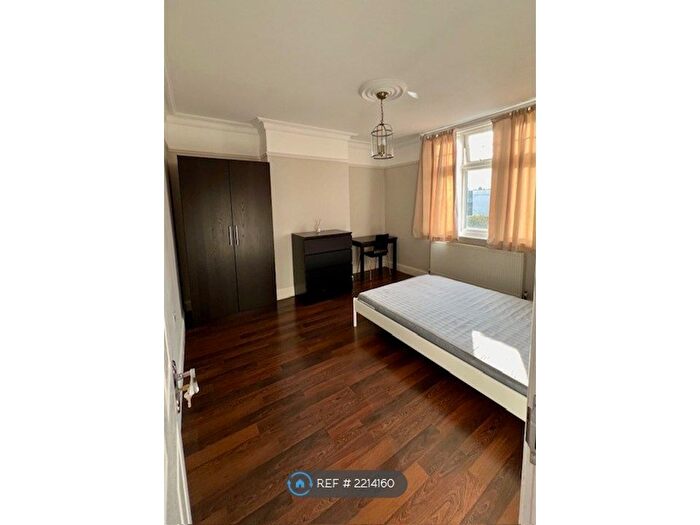 3 Bedroom Flat To Rent In Hamilton Crescent, London, N13