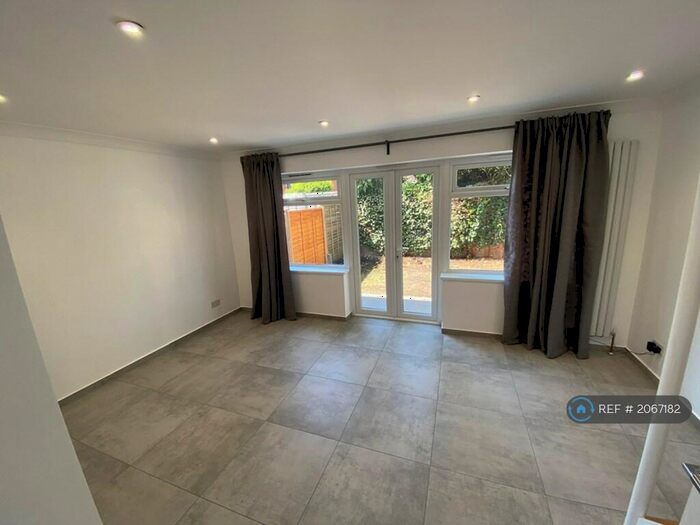 3 Bedroom Semi-Detached House To Rent In Tanhouse Lane, Wokingham, RG41