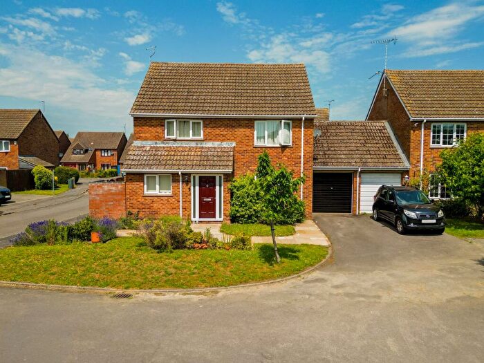 4 Bedroom Link Detached House For Sale In Bradenham Walk, Aylesbury, HP21