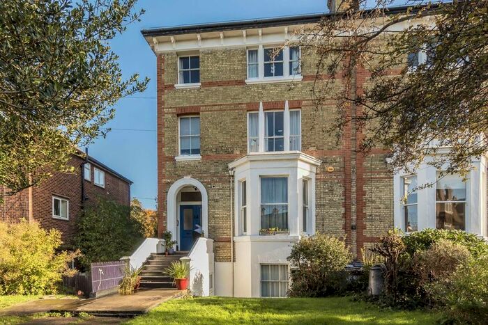 2 Bedroom Flat To Rent In The Barons, St Margarets, Twickenham, TW1