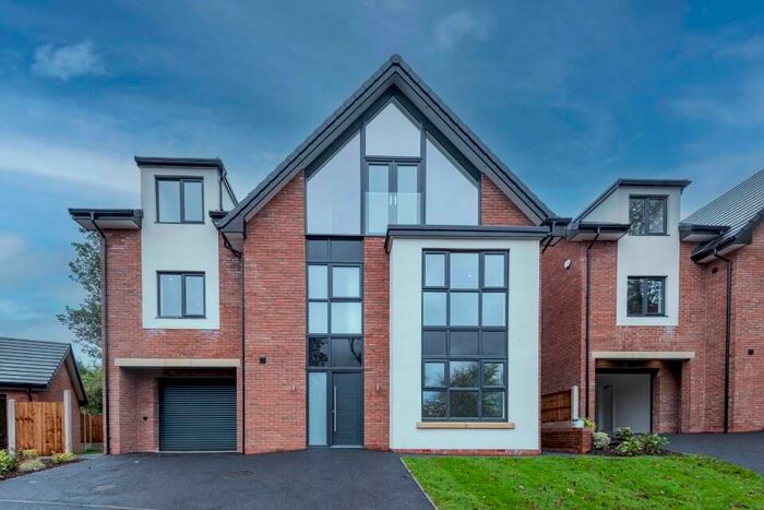 5 Bedroom Detached House To Rent In Chorley Old Road, Horwich, BL6