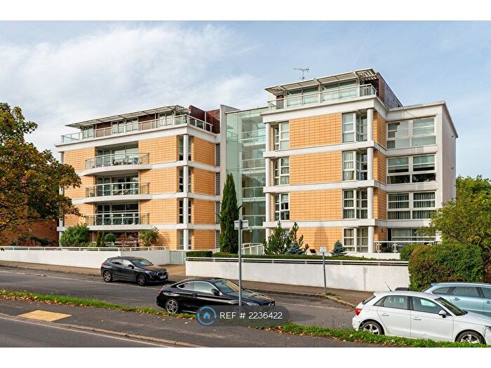 2 Bedroom Flat To Rent In Brook Parade, Chigwell, IG7