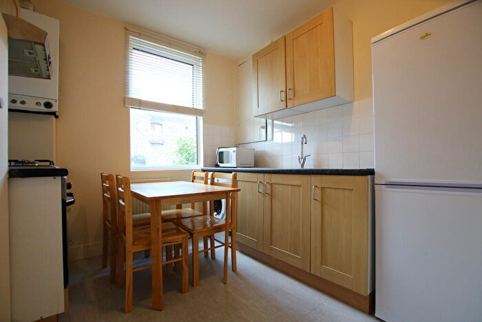 3 Bedroom Flat To Rent In Deacon Road, Willesden, London, NW2
