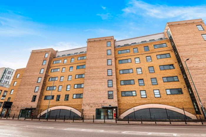 2 Bedroom Flat For Sale In Commercial Road, London, E14