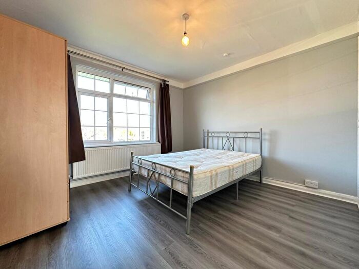 2 Bedroom Flat To Rent In The Fairway, London, NW7