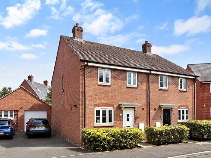 3 Bedroom Semi-Detached House For Sale In Walker Drive, Faringdon, SN7