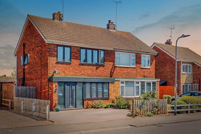 3 Bedroom Semi-Detached House For Sale In Caithness Road, Stamford, PE9