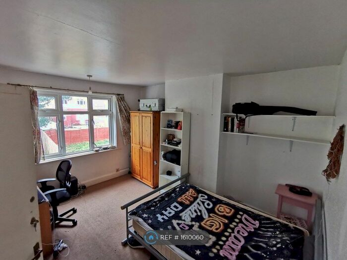 4 Bedroom Semi-Detached House To Rent In Pansy Road, Southampton, SO16