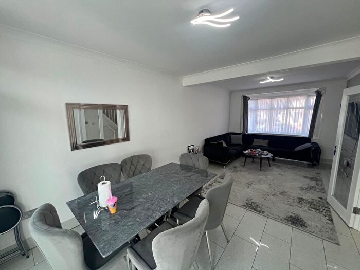 3 Bedroom Semi-Detached House To Rent In Southfield Road, Cheshunt, Waltham Cross, EN8