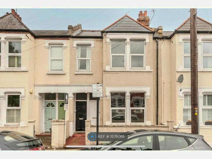 3 Bedroom Flat To Rent In Woodbury Street, London, SW17