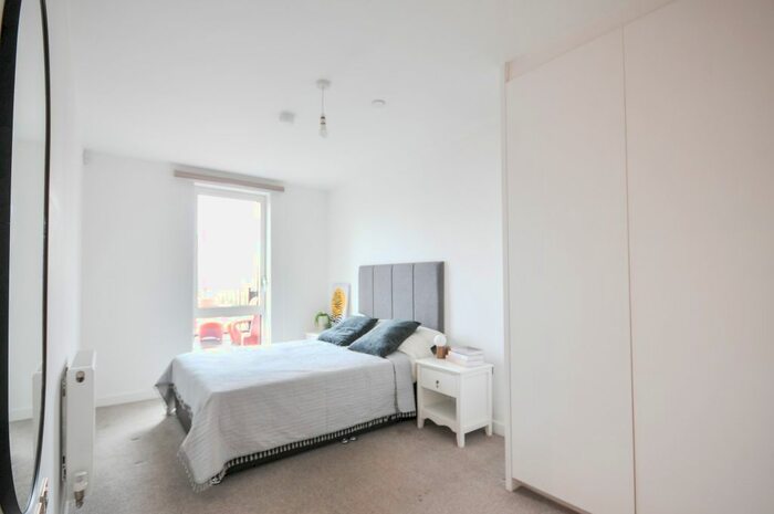 3 Bedroom Flat To Rent In Lockgate Square, Salford, M5