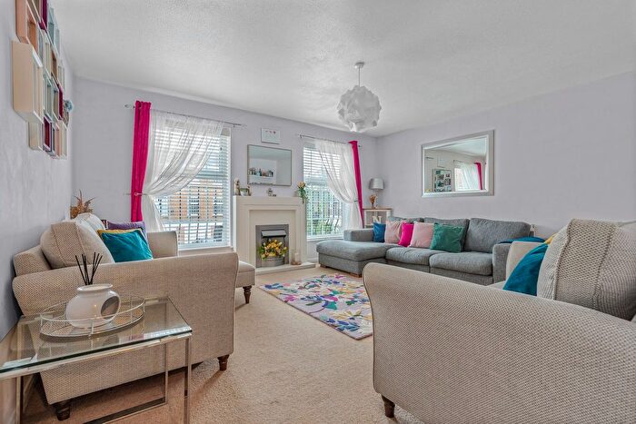 3 Bedroom Town House For Sale In Plover Close, Staines-Upon-Thames, TW18