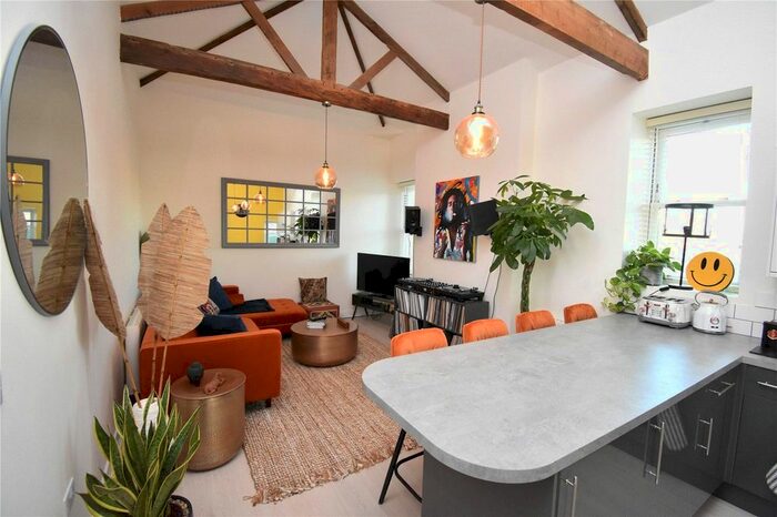 2 Bedroom Flat To Rent In High Street South, Dunstable, Bedfordshire LU6