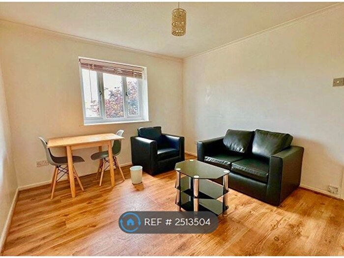 1 Bedroom Flat To Rent In Corinthian Court, Bristol, BS1