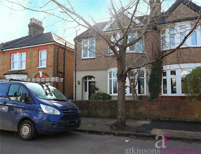 3 Bedroom Semi Detached House For Sale In Myrtle Grove, Enfield, Middlesex, EN2