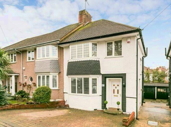 3 Bedroom House To Rent In Leadale Avenue, Chingford, E4