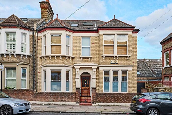 3 Bedroom Flat To Rent In Tremadoc Road, London, SW4