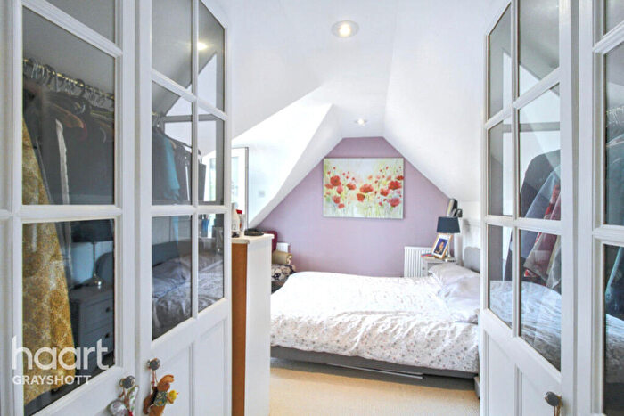 1 Bedroom Apartment For Sale In Hazel Grove, Hindhead, GU26