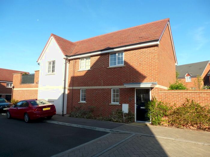 2 Bedroom Flat To Rent In Edmonton Way, Liphook GU30