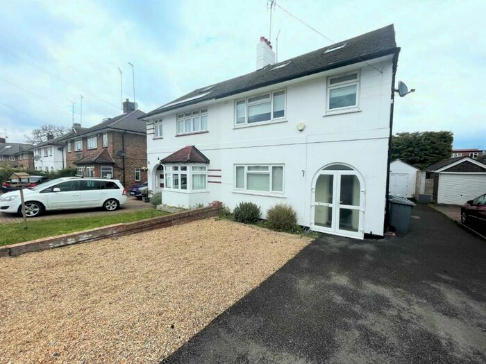 4 Bedroom Semi-Detached House To Rent In Pyecombe Corner, Woodside Park, N12