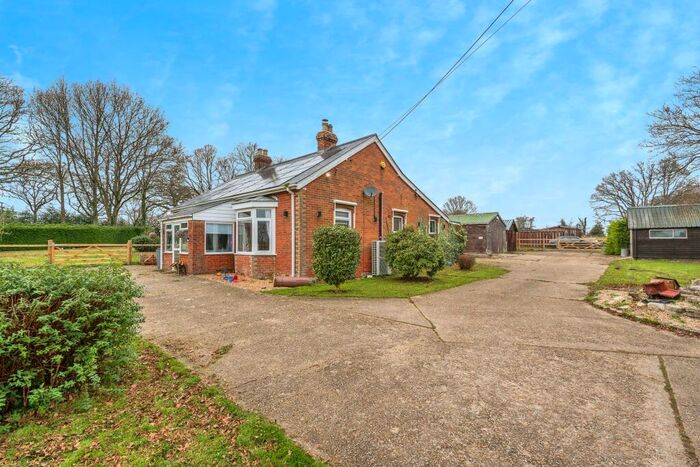 3 Bedroom Bungalow For Sale In Hill Street, Calmore, Southampton, Hampshire, SO40