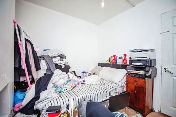 3 Bedroom Terraced House For Sale In Luton Road, Chatham, ME4