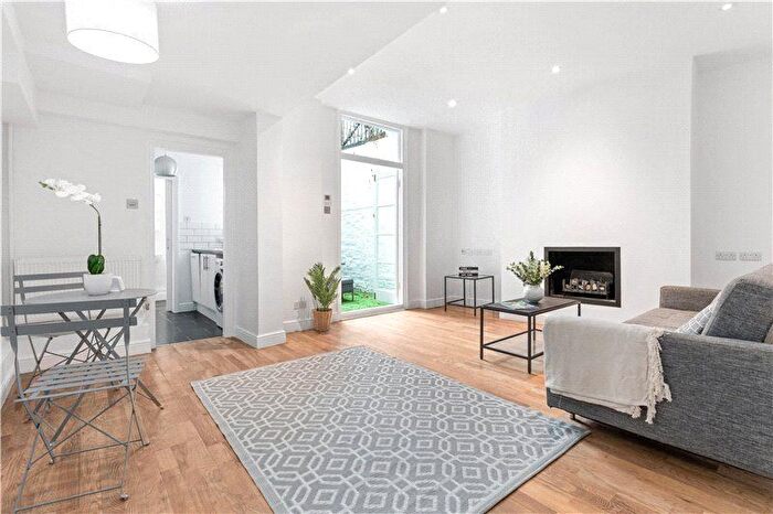 1 Bedroom Flat For Sale In Kempsford Gardens, London, SW5