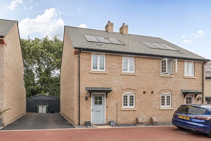 3 Bedroom Semi-Detached House For Sale In Hare Meadow, Great Barford, MK44