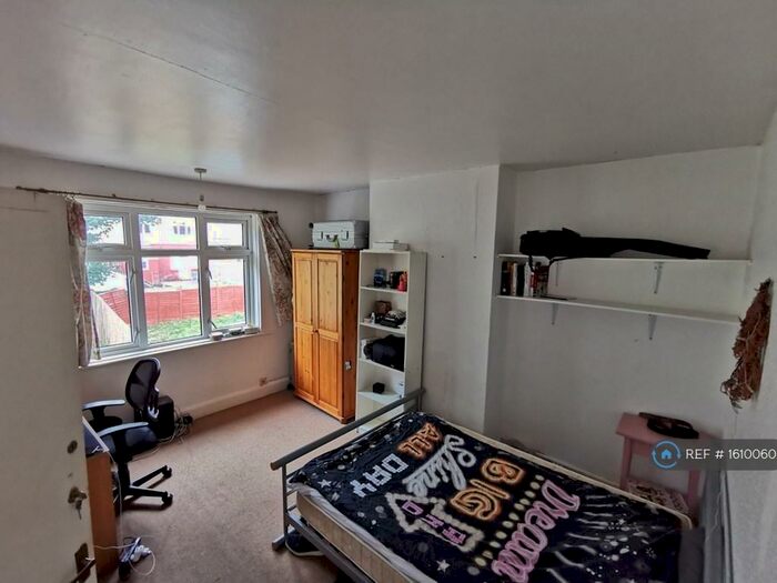 4 Bedroom Semi-Detached House To Rent In Pansy Road, Southampton, SO16