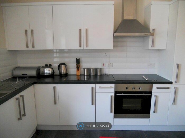 2 Bedroom Flat To Rent In Commercial Street, Morley, Leeds, LS27