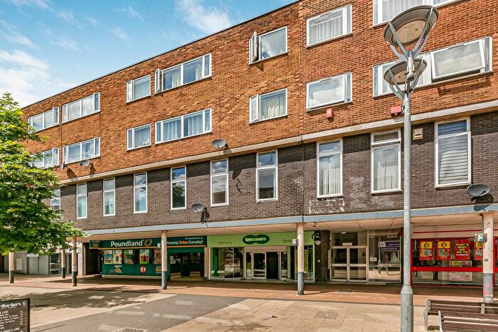 2 Bedroom Flat For Sale In Town Centre, Hatfield, AL10