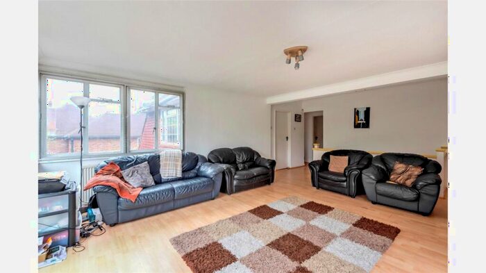 5 Bedroom Detached House For Sale In Park Avenue, Camberley, Surrey, GU15