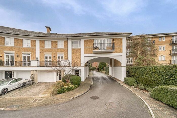 2 Bedroom Flat To Rent In Thames Crescent, London, W4