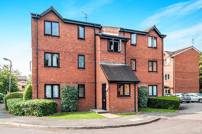 2 Bedroom Flat To Rent In Courtlands Close, Watford, WD24