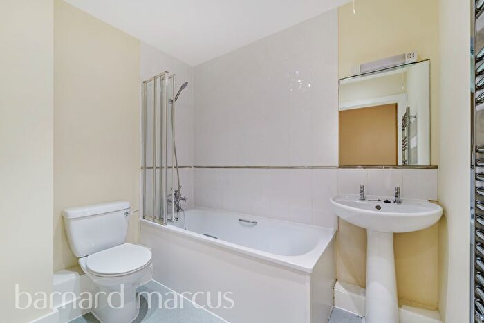 1 Bedroom Flat To Rent In High Street, Hampton, TW12