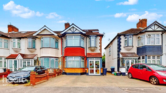 4 Bedroom End Of Terrace House For Sale In Hathaway Gardens, Romford, RM6