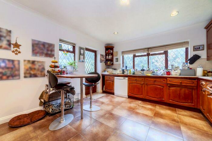 4 Bedroom Terraced House To Rent In Four Bedroom House In Surrey., KT10