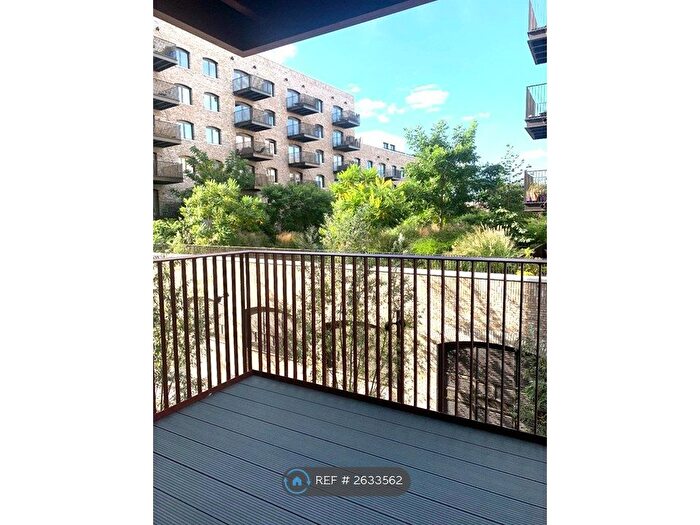 1 Bedroom Flat To Rent In Hollandbury House, London, TW8
