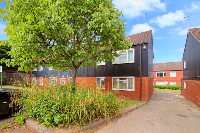 2 Bedroom Flat For Sale In Hetherington Way, Ickenham, Uxbridge, UB10